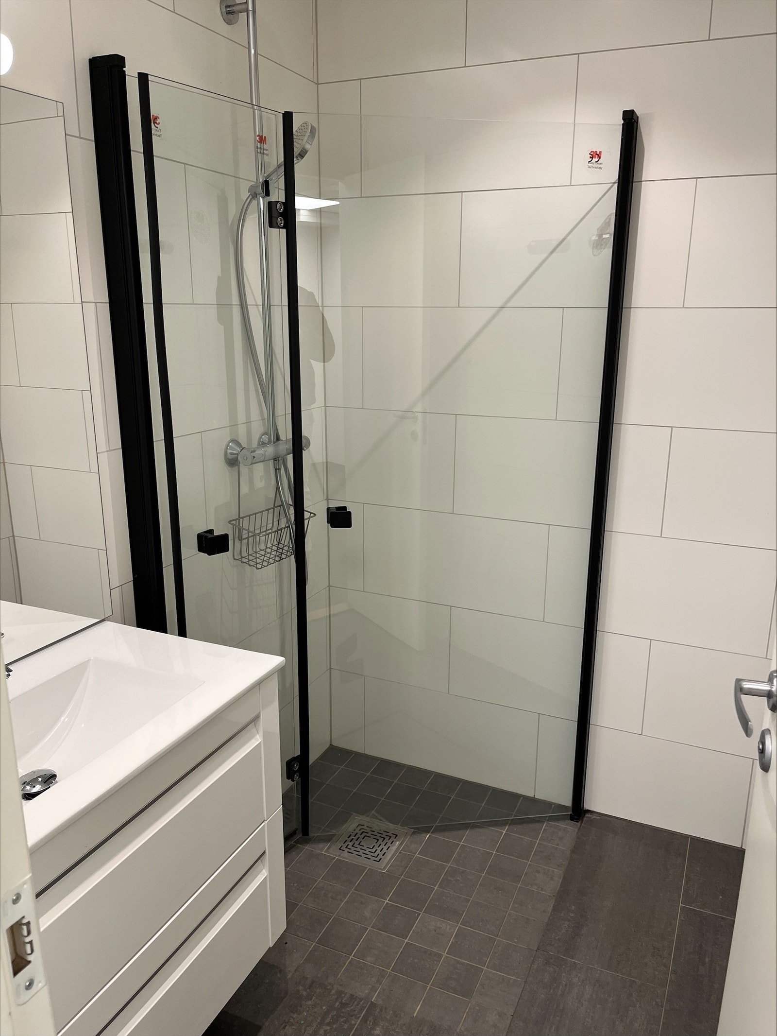 Pene dusj, garderobe og toalett-fasiliteter i arealet på 605 kvm. Galleribilde