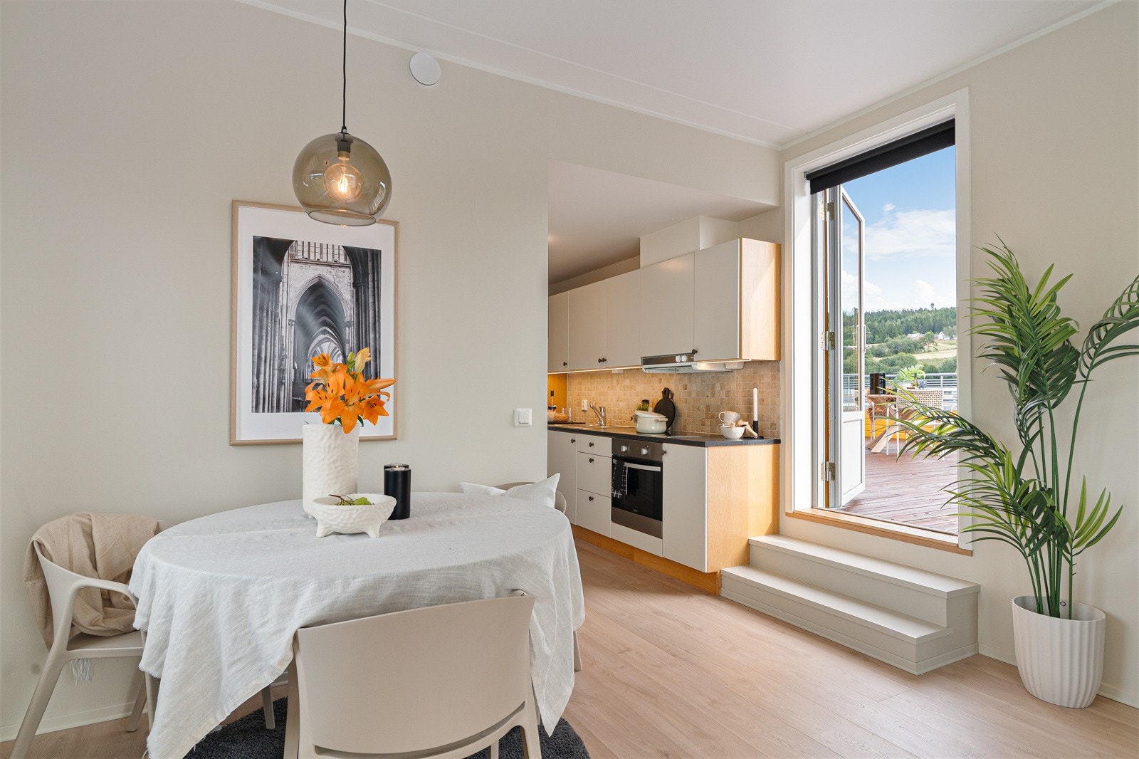 Velkommen til en unik toppleilighet med egen takterrasse - perfekt for deg som ønsker privatliv, utsikt og sol hele dagen. Galleribilde