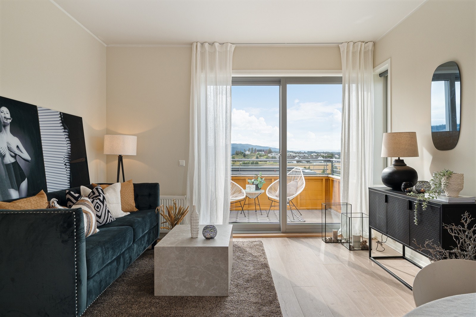 Det er behagelig oppvarming via fjernvarme som er inkludert i felleskostnadene, som for øvrig er på kun 3 046 kr/mnd. Galleribilde