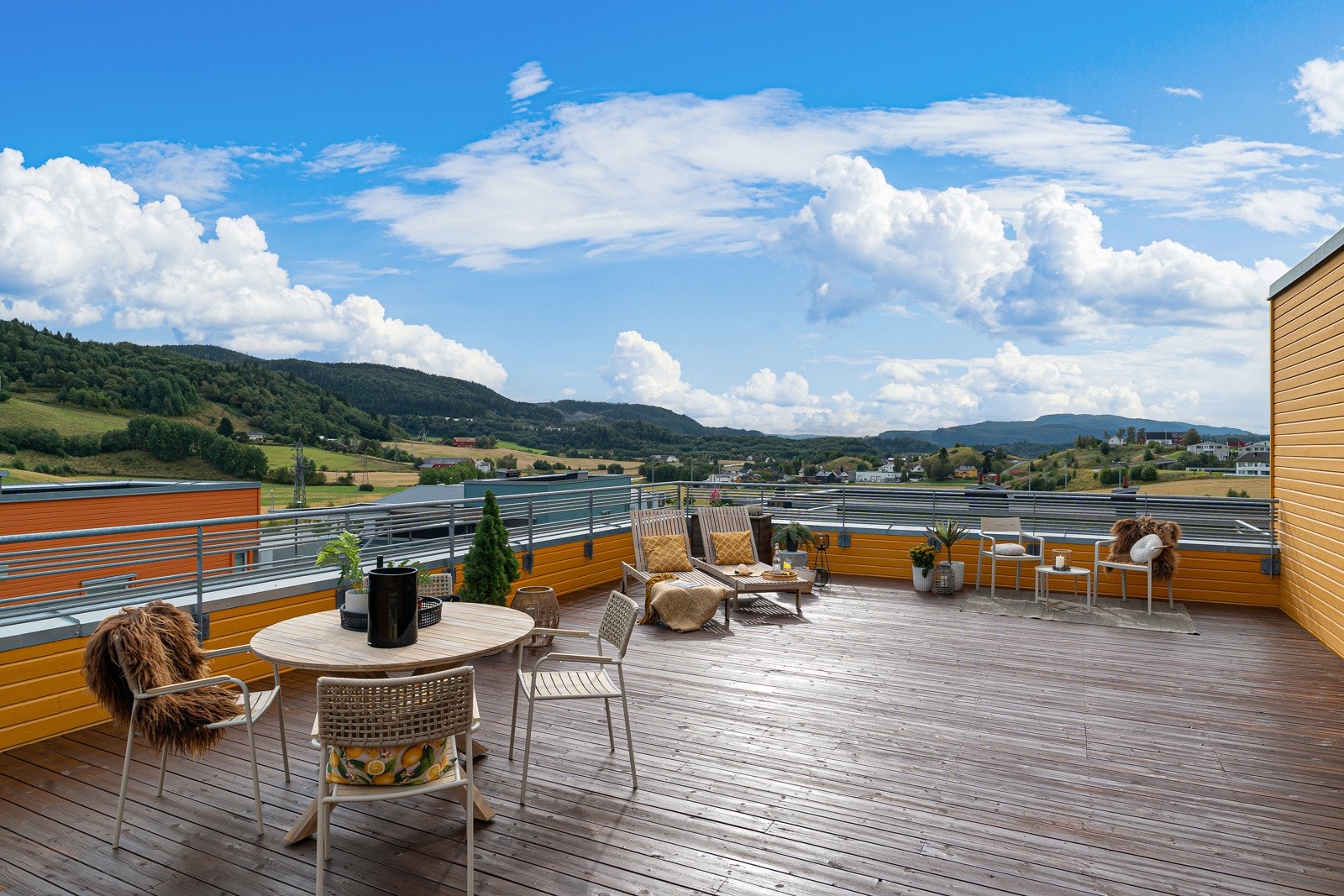 Med hele 69 kvm å boltre seg på, kan takterrassen innredes med grill, spisebord, solsenger og planter uten at det føles trangt - her oppleves alt luftig, åpent og usjenert. Galleribilde