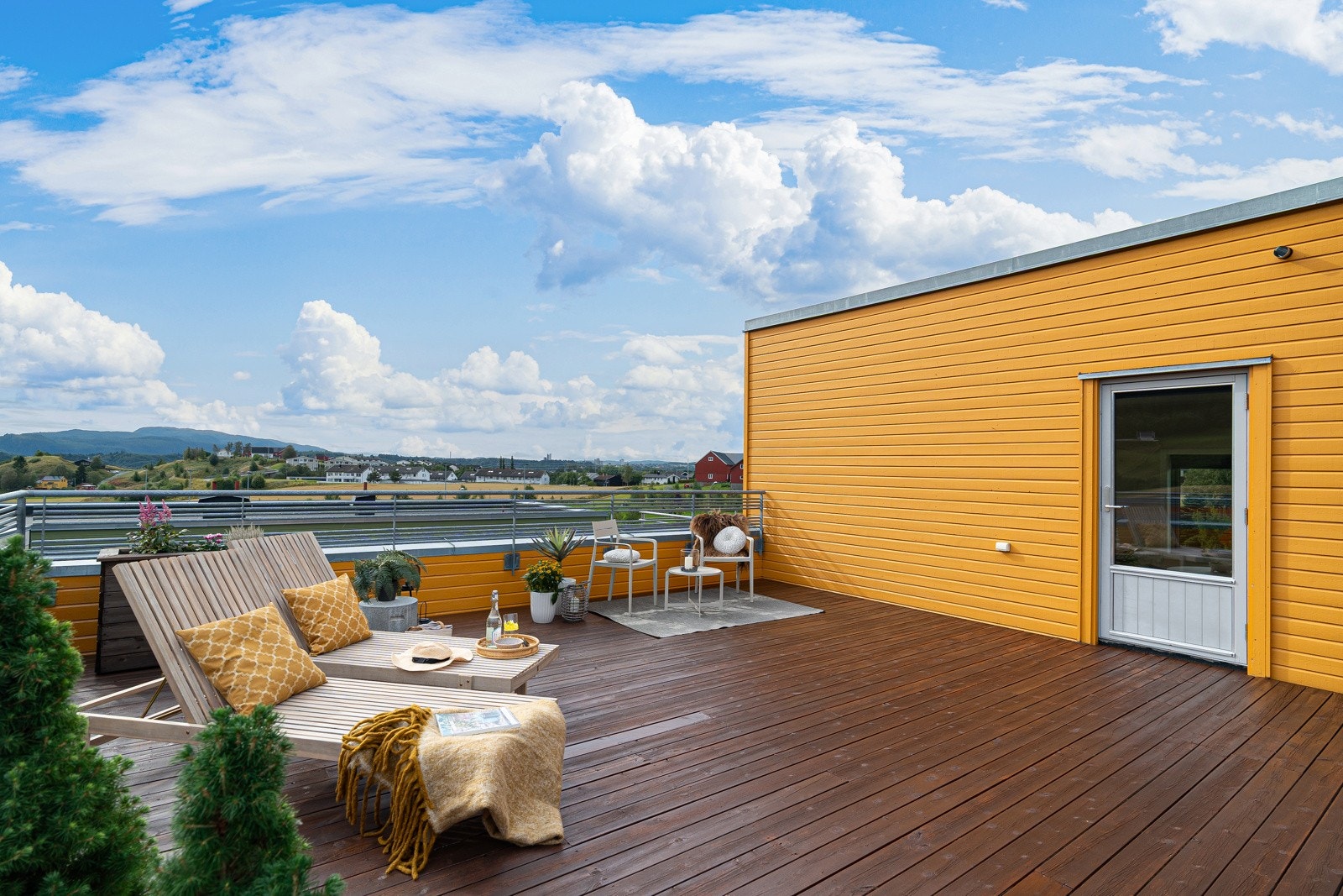 Toppetasje med privat takterrasse av denne størrelsen er en sjeldenhet å finne i markedet. Her har du rikelig med boltreplass til å nyte finværsdagene. Galleribilde