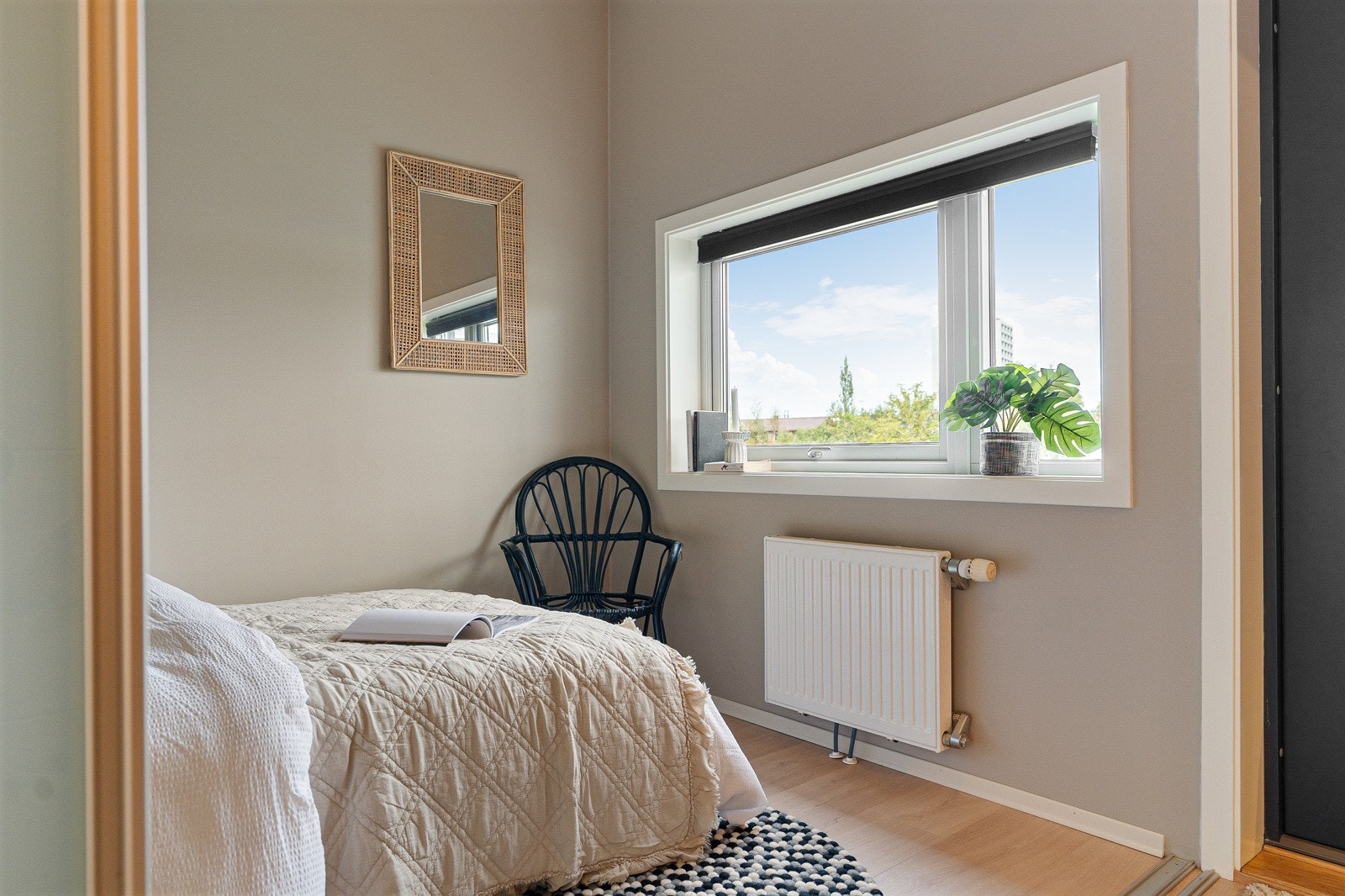 Sovealkoven oppleves lys og romslig. Vinduene gir gode luftemuligheter. Galleribilde