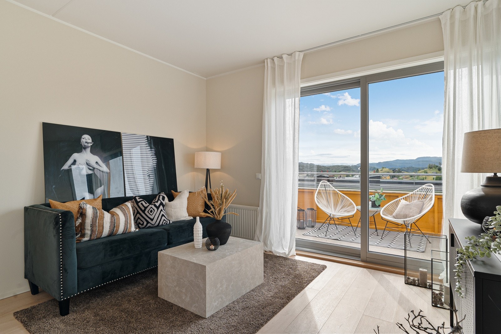 Veggoverflatene er holdt i nøytrale og tidløse toner. Galleribilde