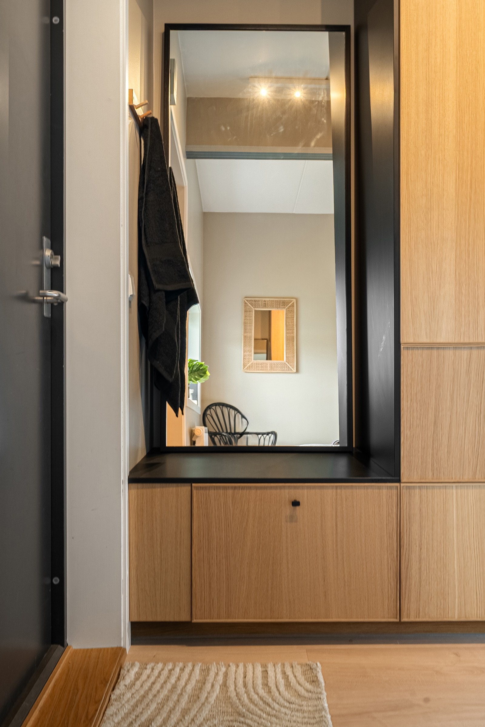 Med skreddersydde, plassbygde skap får man en elegant oppbevaringsløsning som gjør det enkelt å holde entréen ryddig. Galleribilde