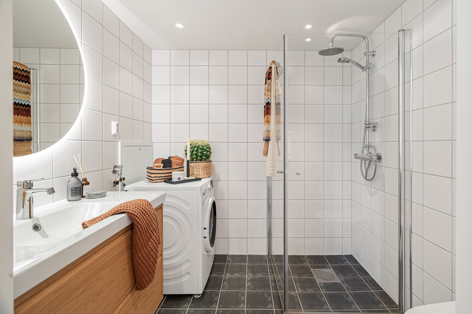 Badet har flislagte overflater, gulvvarme og downlights i himling. Baderomsinnredning og blandebatteri på servant ble byttet i 2025 og har en delikat utførelse. Galleribilde