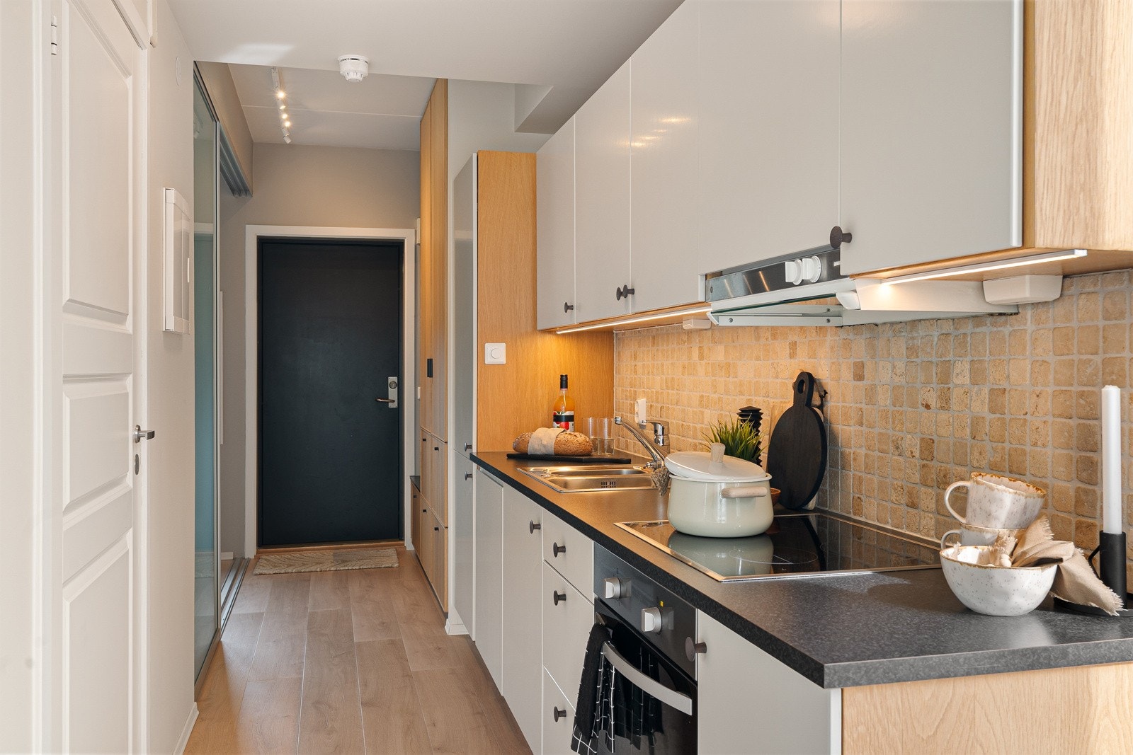 Leiligheten er innredet med et tidløst og praktisk kjøkken med integrerte hvitevarer og smartbelysning fra Plejd. Galleribilde