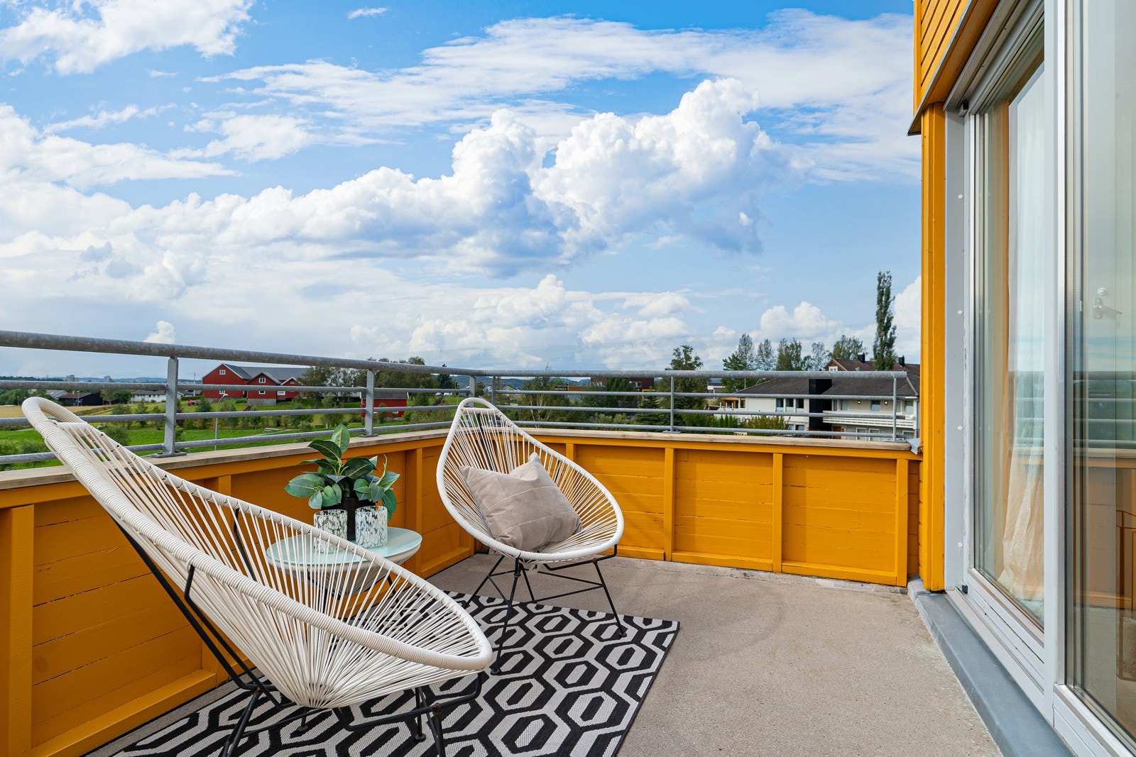 I tillegg til takterrassen har leiligheten en solrik, sørvendt balkong med adkomst direkte fra stuen via skyvedør. Galleribilde