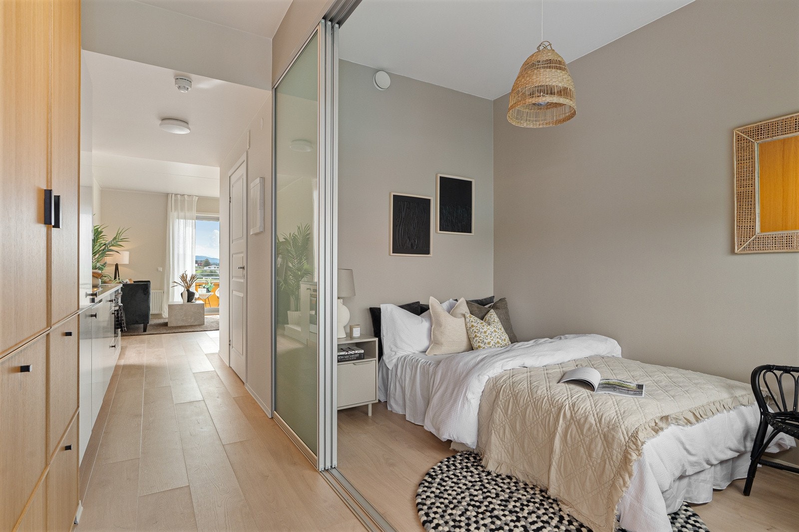 Sovealkove med skyvedører som gir et privat og skjermet sovemiljø i leiligheten. Galleribilde