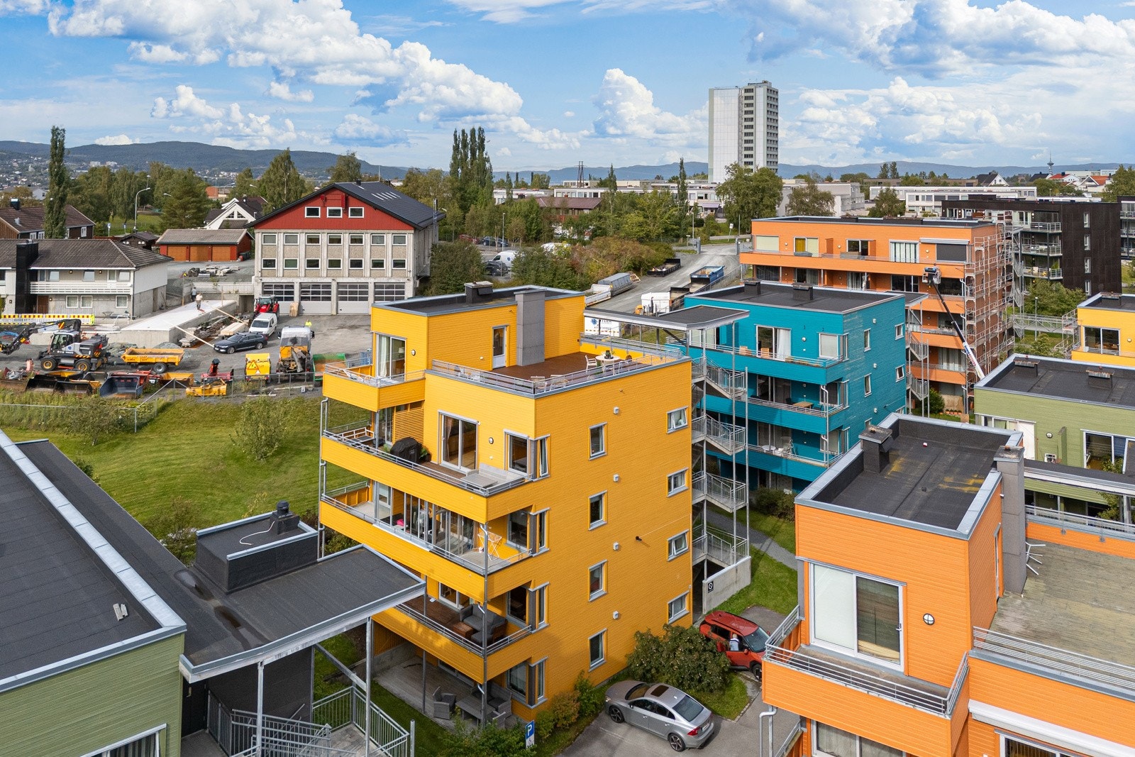 Som eneste boenhet i etasjen har leiligheten privat inngang via utvendig svalgang. Seksjonen disponerer en fast parkeringsplass like ved bygget. Galleribilde