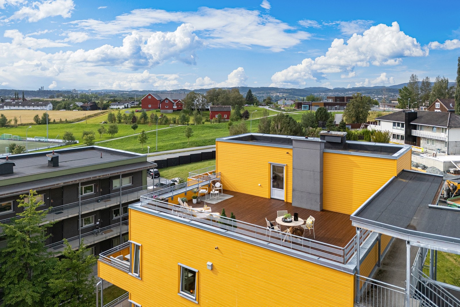 Her får du ditt eget fristed i høyden, perfekt for solrike dager, stille morgener med kaffe og kvelder under åpen himmel. Galleribilde