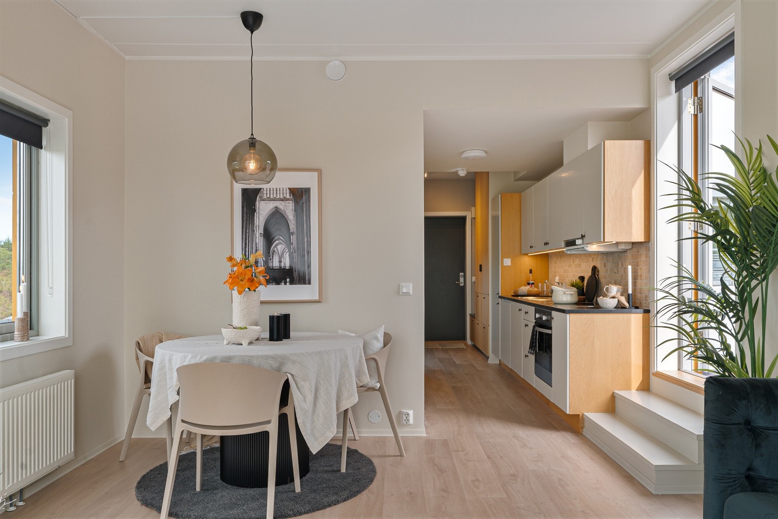 Entréen glir videre over i stue- og kjøkkendel, som totalt utgjør et areal på 24 kvm. Galleribilde