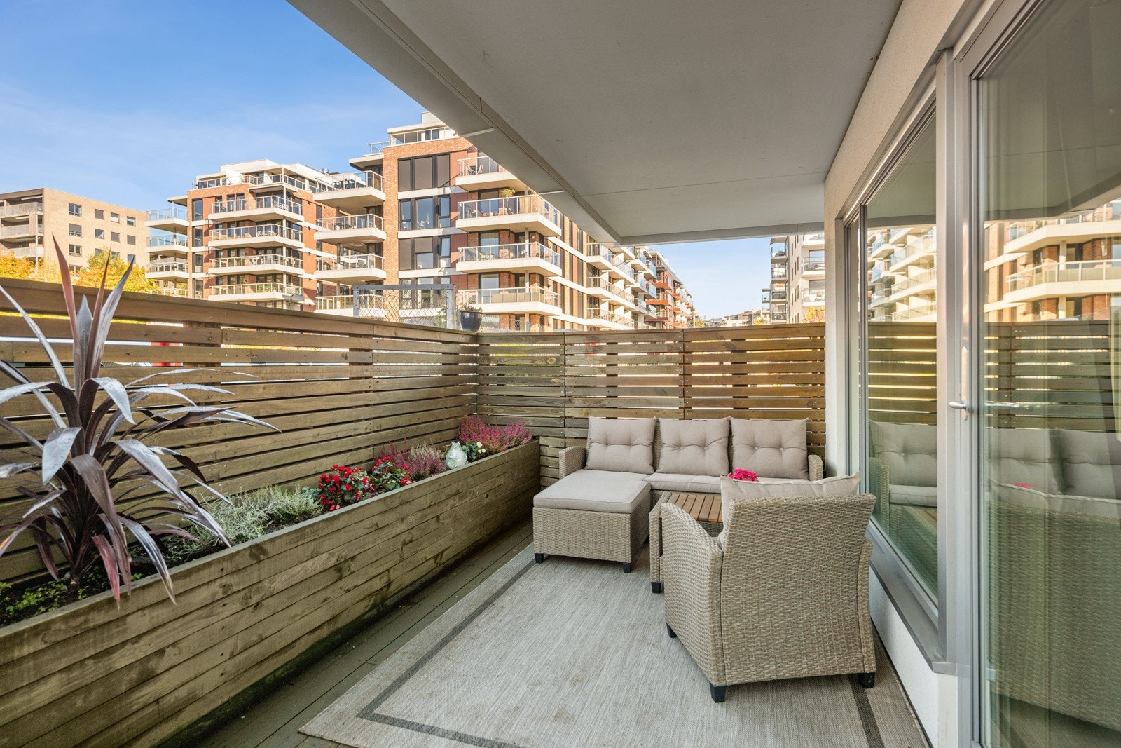 Leiligheten har utgang til flott nordvestvendt markterrasse på 15 kvm Galleribilde