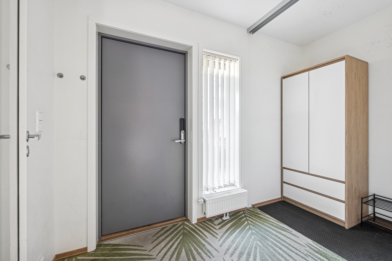 Leiligheten har egen inngang og romslig entré Galleribilde