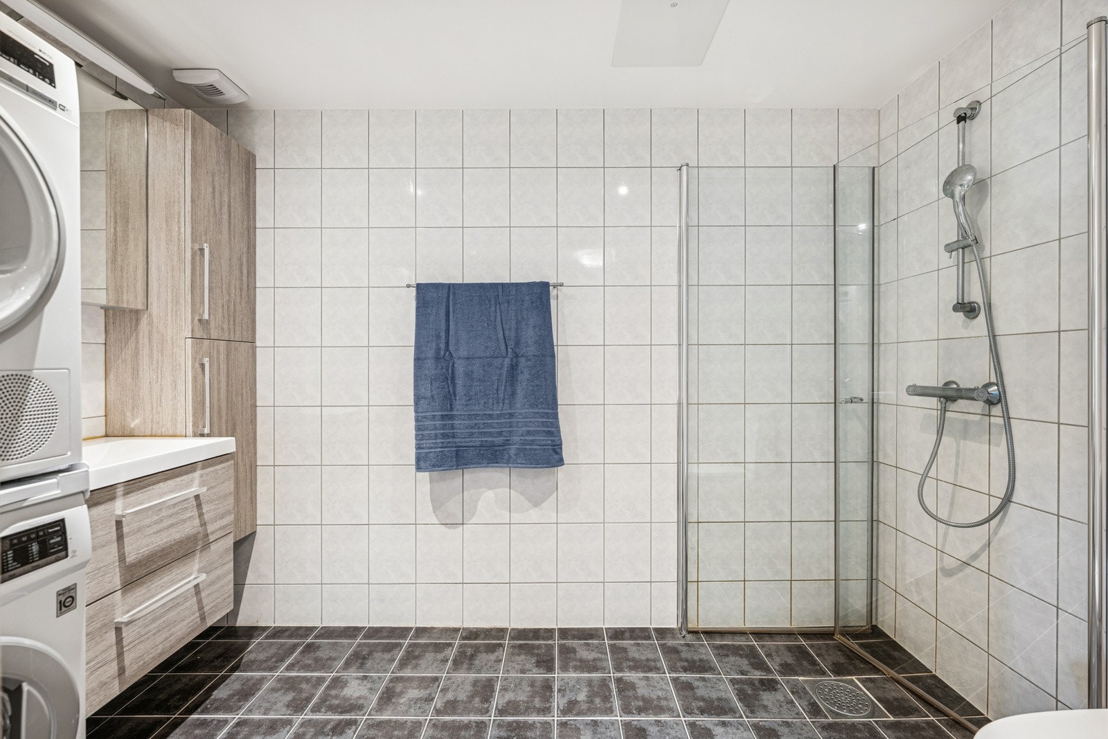 Moderne, flislagt bad med varmekabler i gulv Galleribilde