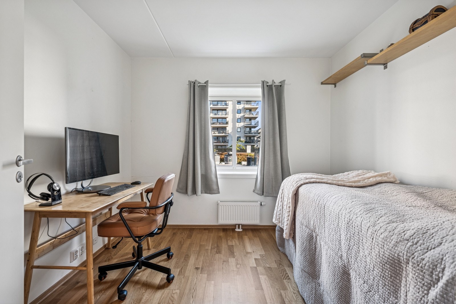 Fra det andre soverommet - leiligheten har også mulighet for å innlemme et soverom til i stuen Galleribilde