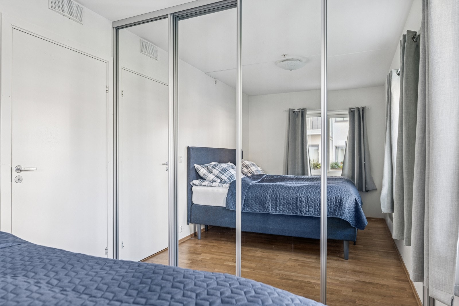 Hovedsoverom med praktisk skyvedørsgarderobe Galleribilde