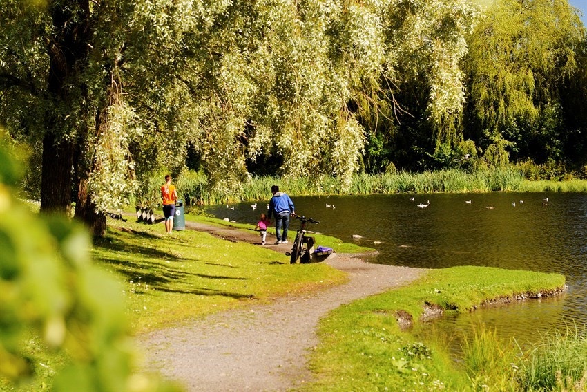 Det er flere fine parkanlegg nær boligen - her fra Hovindammen Galleribilde