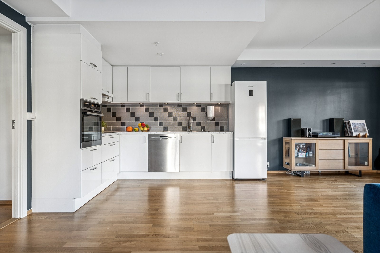 Moderne kjøkken med god skapplass og hvitevarer som medfølger Galleribilde