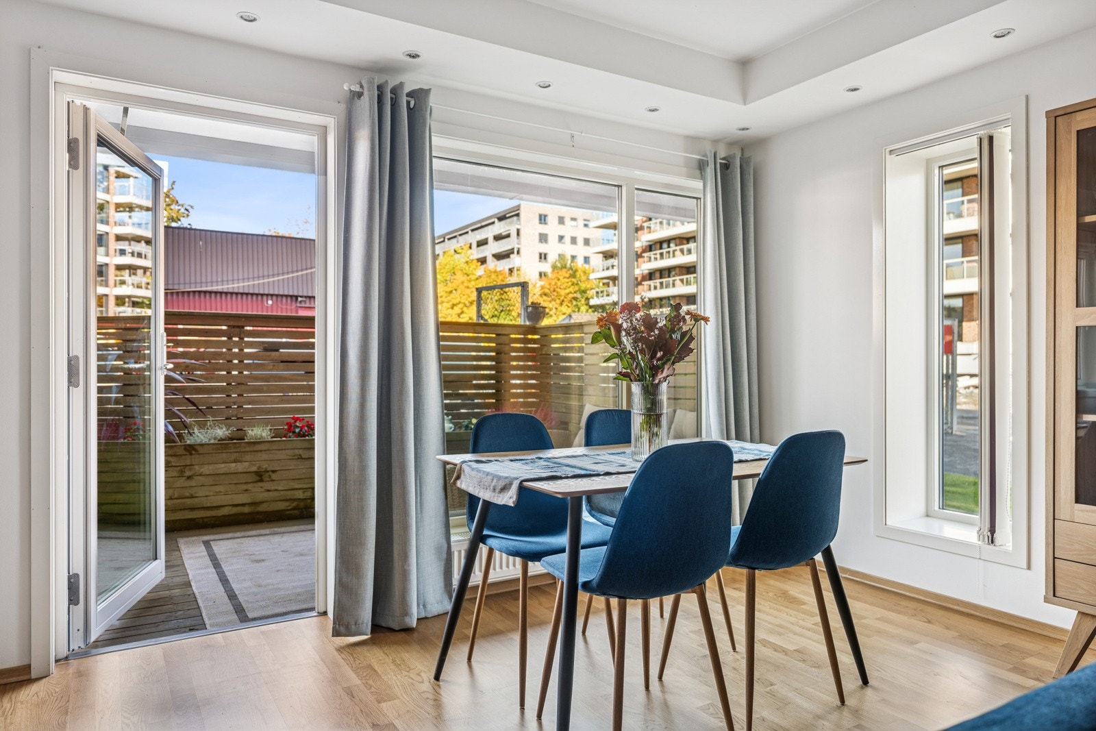 Stuen er romslig og er lett å møblere Galleribilde