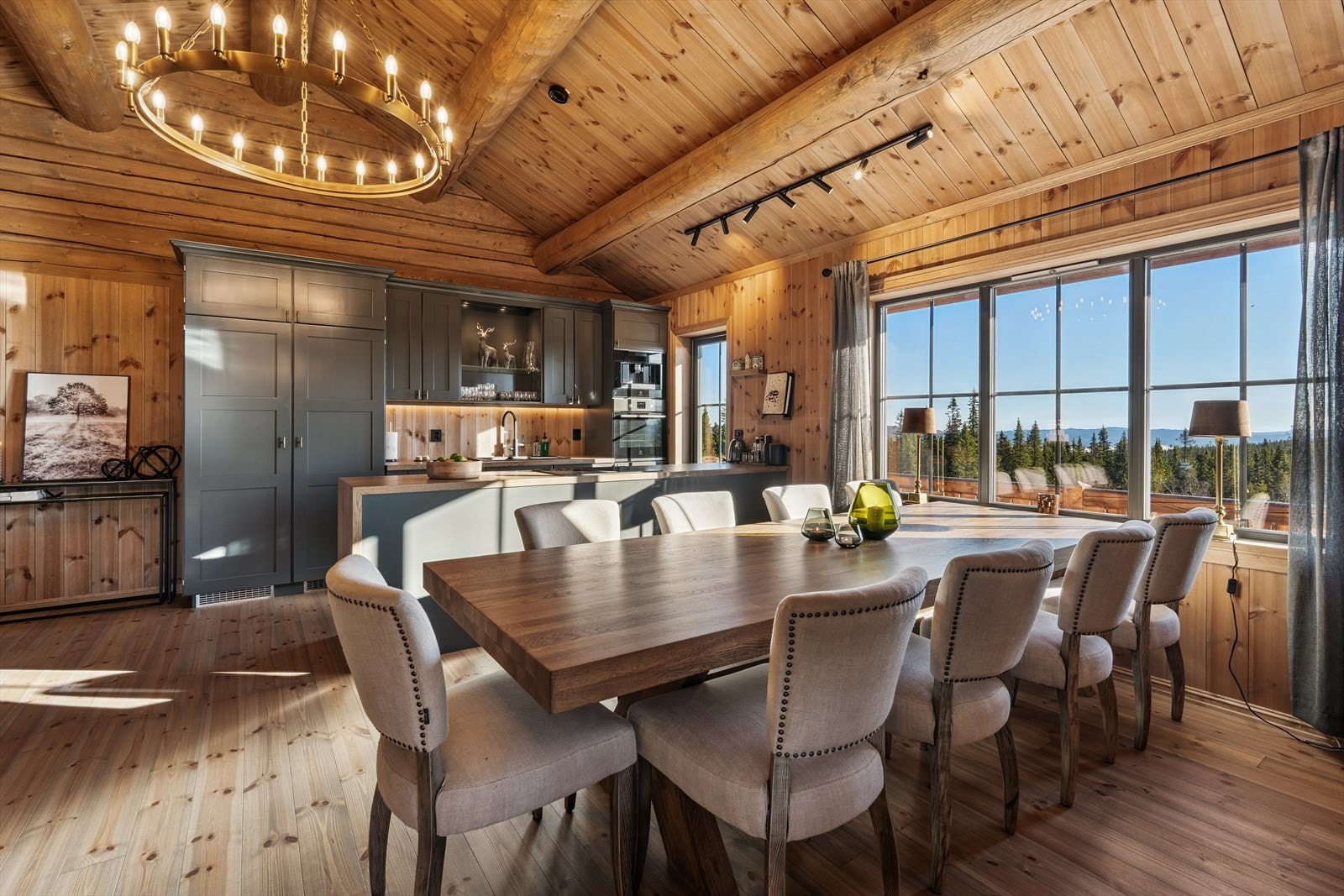 Den åpne løsningen mellom kjøkken og spisestue gjør dette til et naturlig samlingspunkt for familie og venner. Galleribilde