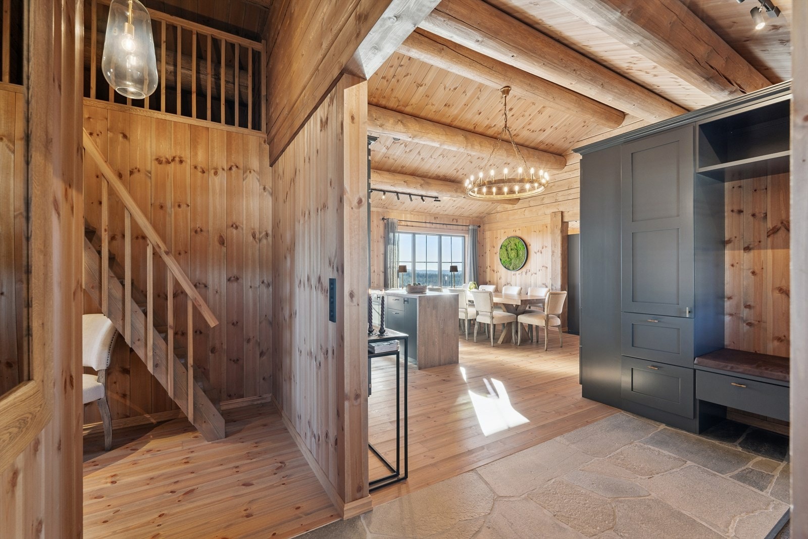 I entreén er det plass til garderobeskap for oppbevaring av sko og ytterklær på en praktisk måte. Galleribilde