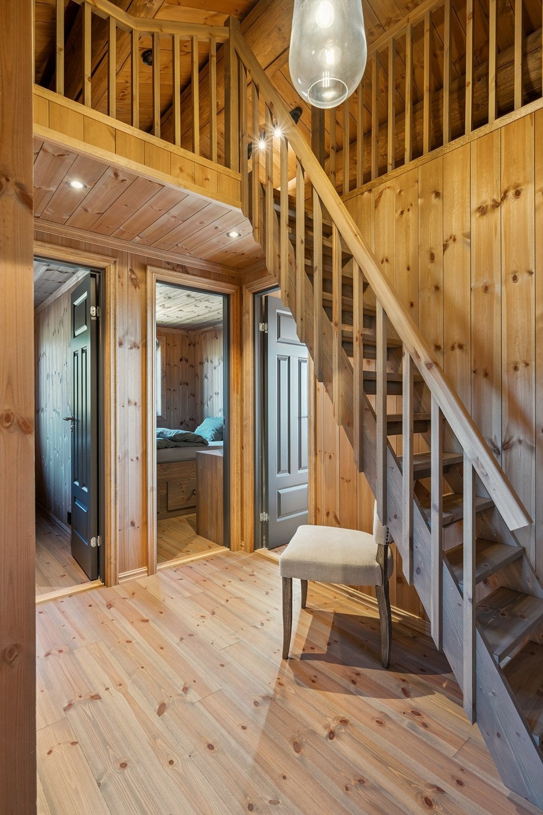 Fra soveromsgangen leder en trapp opp til en sjarmerende hems. Galleribilde