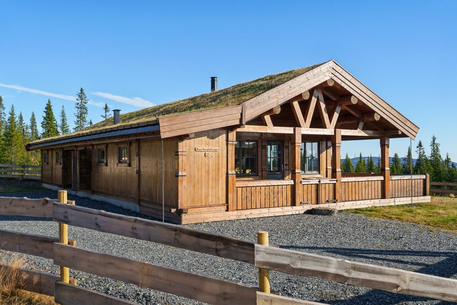 I Øvre Berghallvegen 29 er alt lagt til rette for at både familien og venner skal trives - enten du ønsker skiturer om vinteren, turer i fjellet om sommeren, eller bare stillhet og frisk fjelluft året rundt. Galleribilde