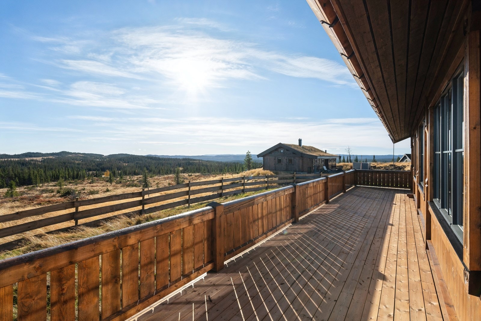 Eiendommen ligger solrikt til med storslått utsikt, og inviterer til avslappende dager året rundt. Galleribilde