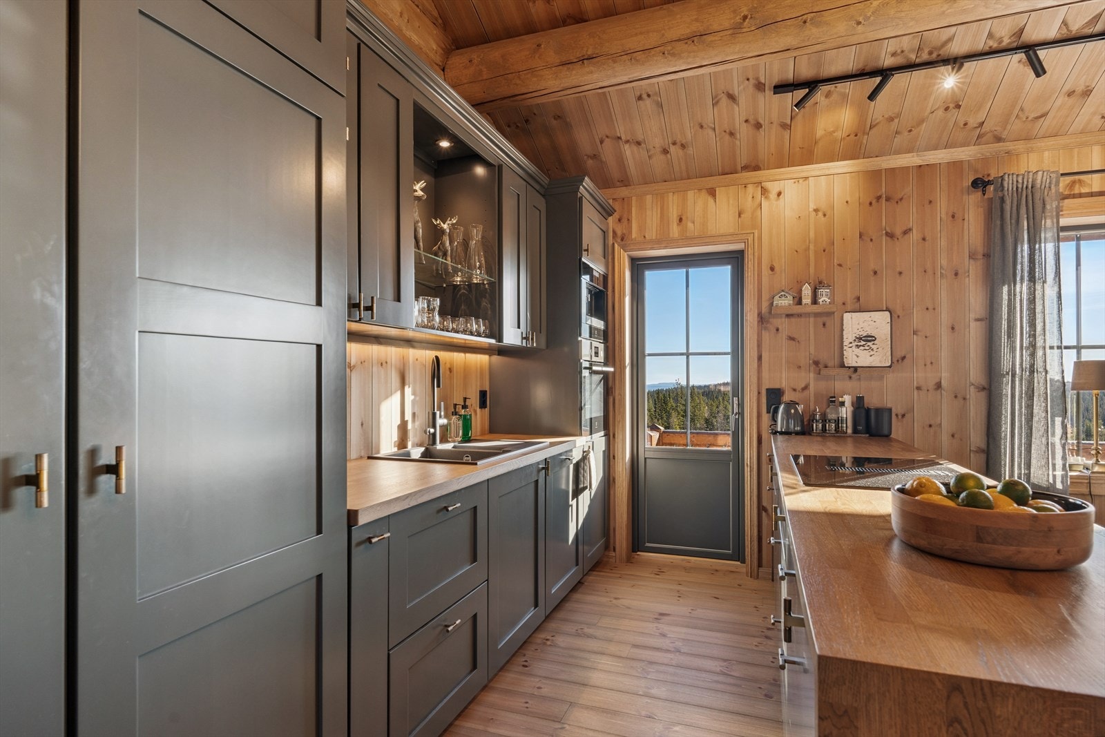 Den praktiske utgangen til terrassen gjør at du enkelt kan spise ute, eller rett og slett bare grille ute og spise inne. Galleribilde