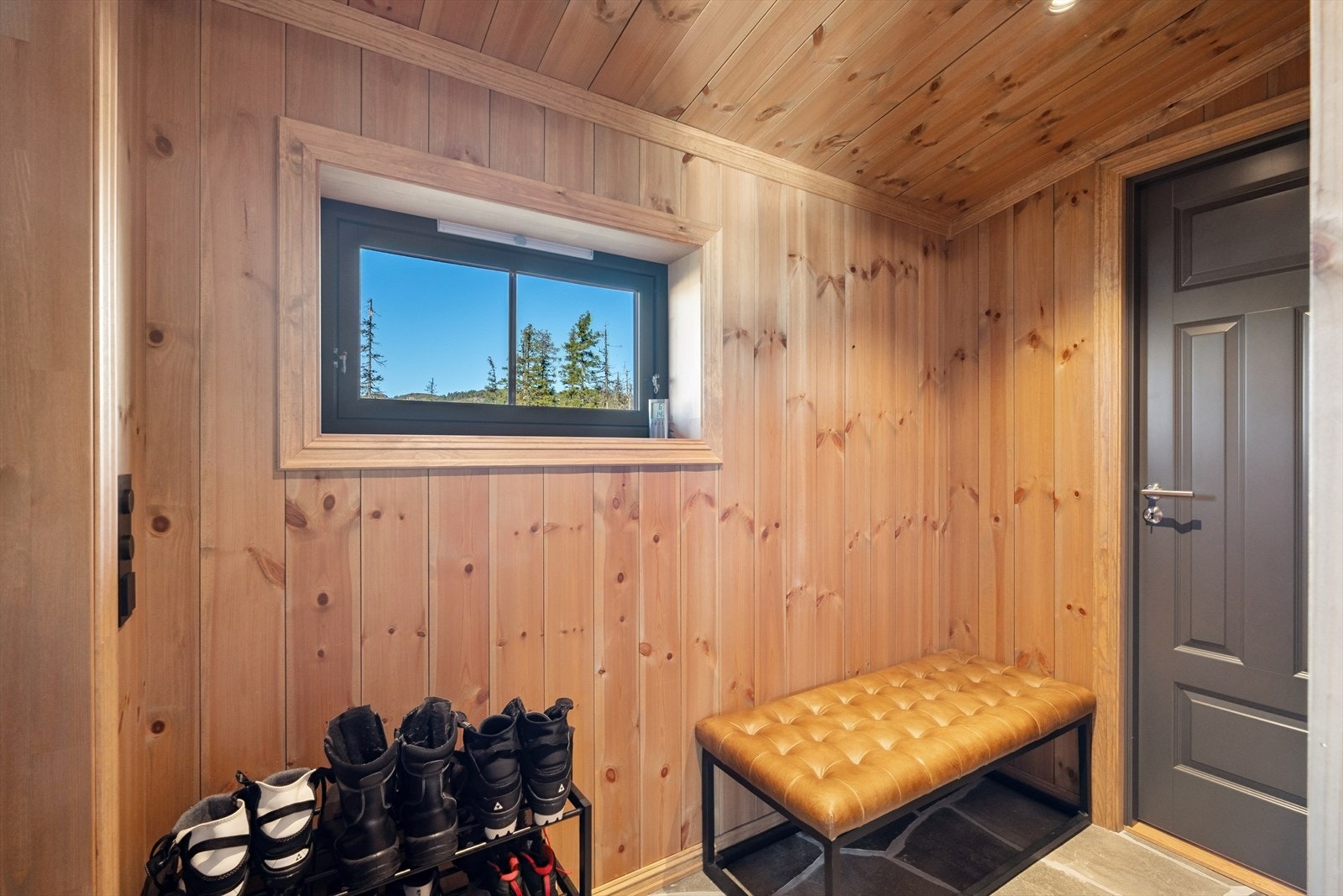 For at den åpne entreén skal være ryddig og innbydende, har hytta også egen adkomst direkte inn til gang med god plass til yttertøy og sko. Galleribilde