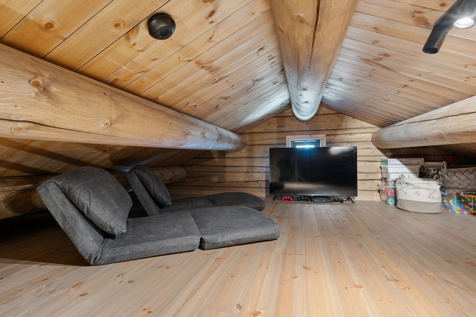 Hemsen har et koselig oppholdsrom for avslapning, lek eller TV-titting. Selv om hemsen ikke regnes som målbart areal (pga. lav takhøyde), er den et verdifullt tillegg for både store og små. Galleribilde