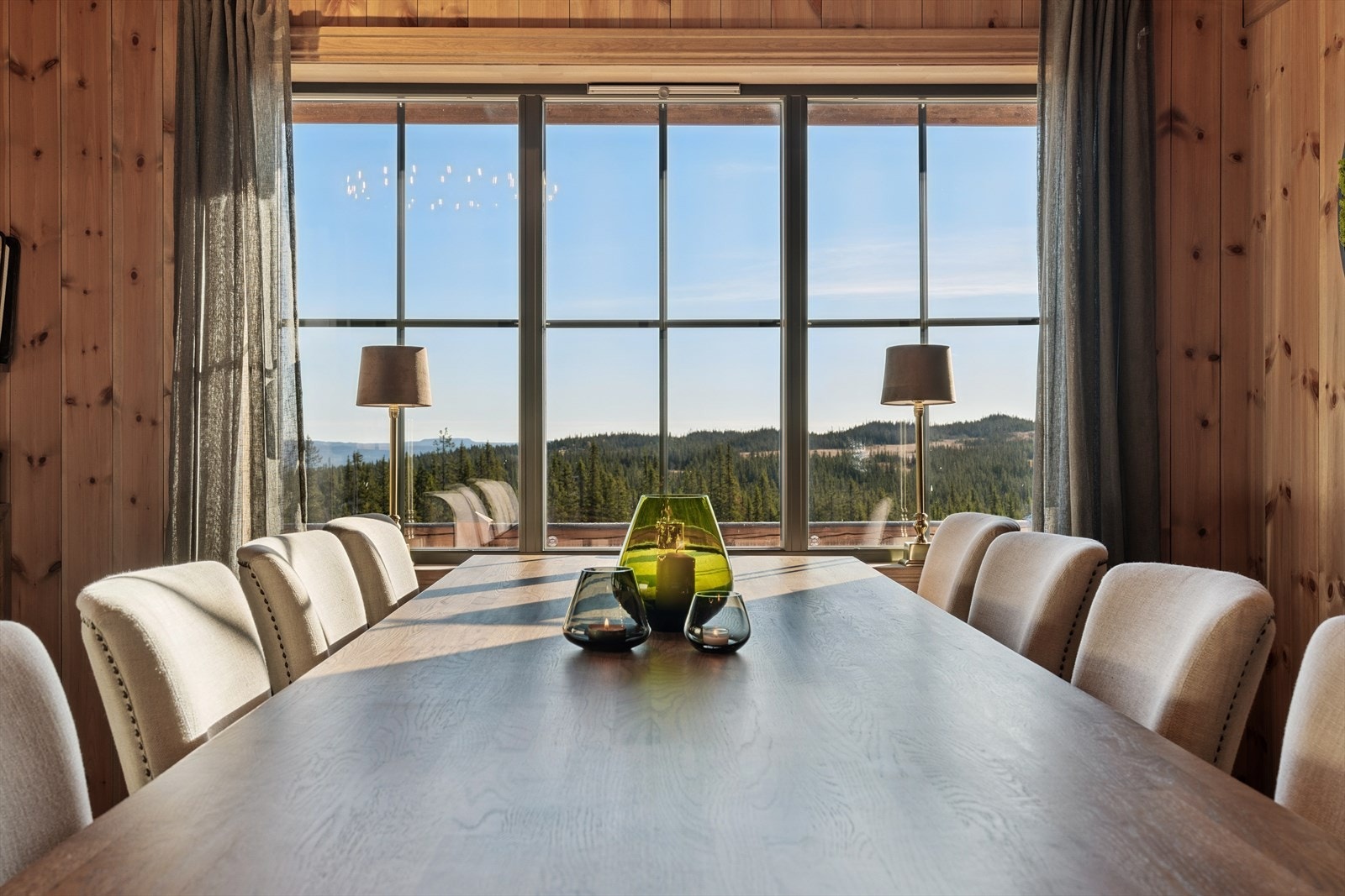 Spisestua har plass til langbord, og de store vinduene rammer inn den vakre utsikten - perfekt for hyggelige måltider og sosiale sammenkomster. Galleribilde