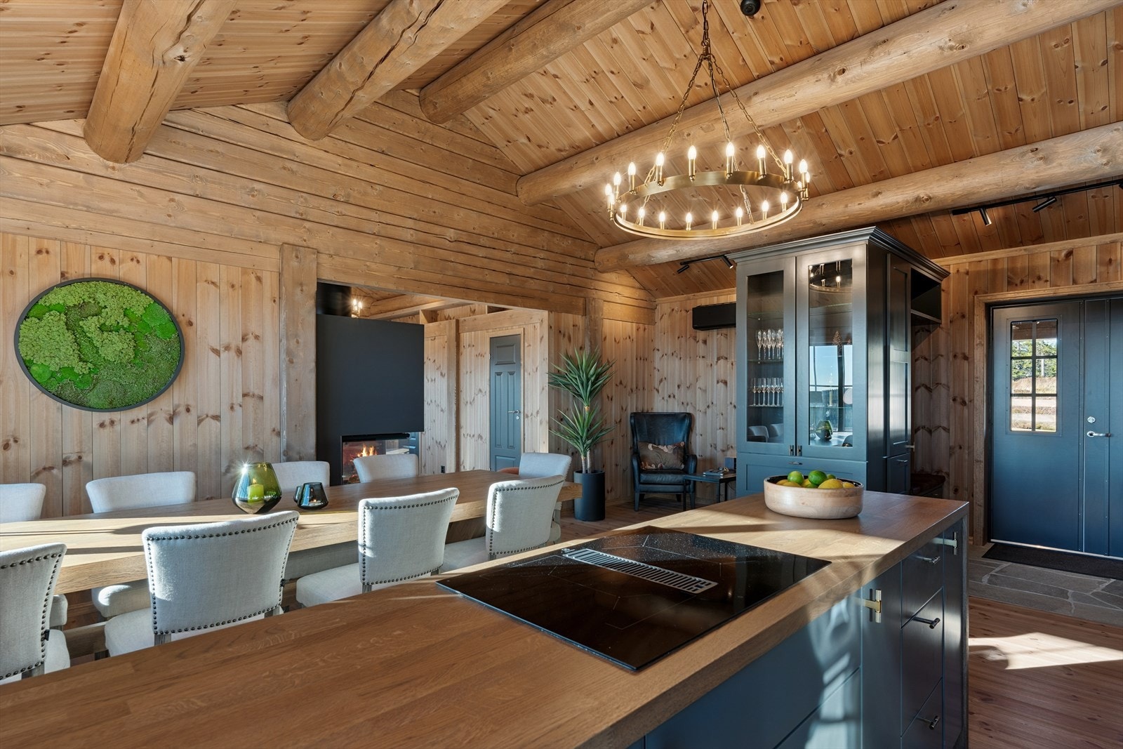 Kombinasjonen av ulike materialvalg, farger og tekstiler gir den lune og fine stilen. Galleribilde