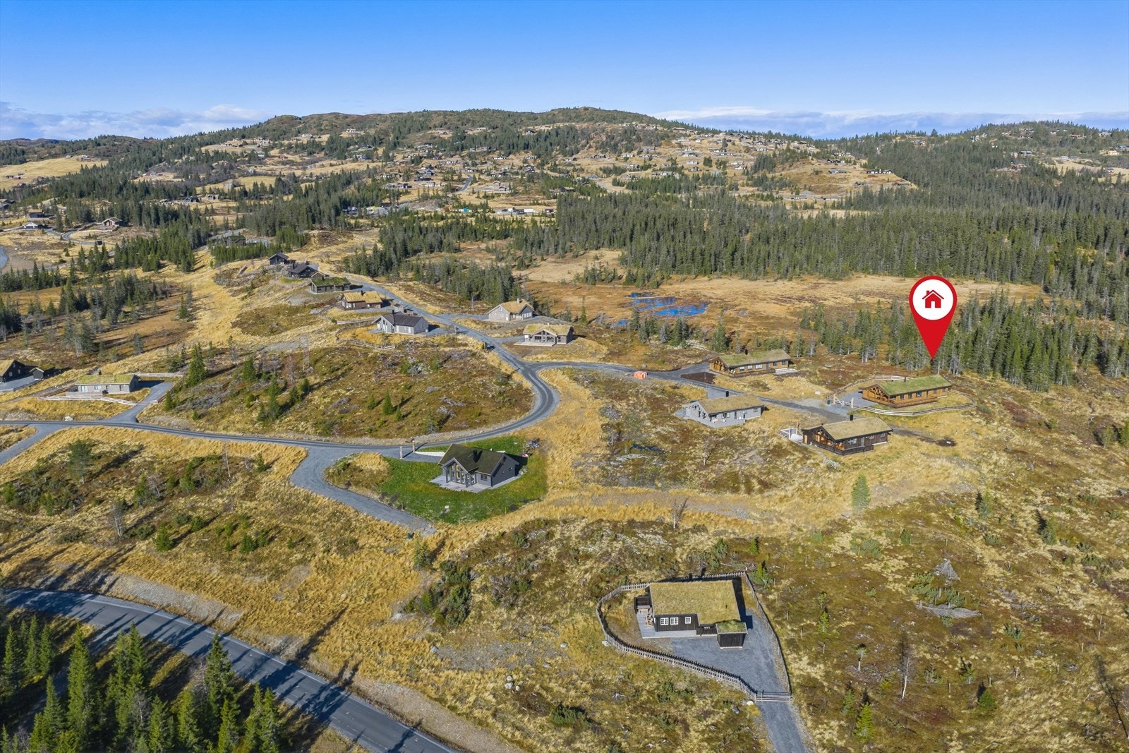 Ølnesseter Hyttegrend ligger åpent og fritt til i vakkert turterreng på Bagn Vestås, omlag to timers kjøring fra Oslo-området. Galleribilde