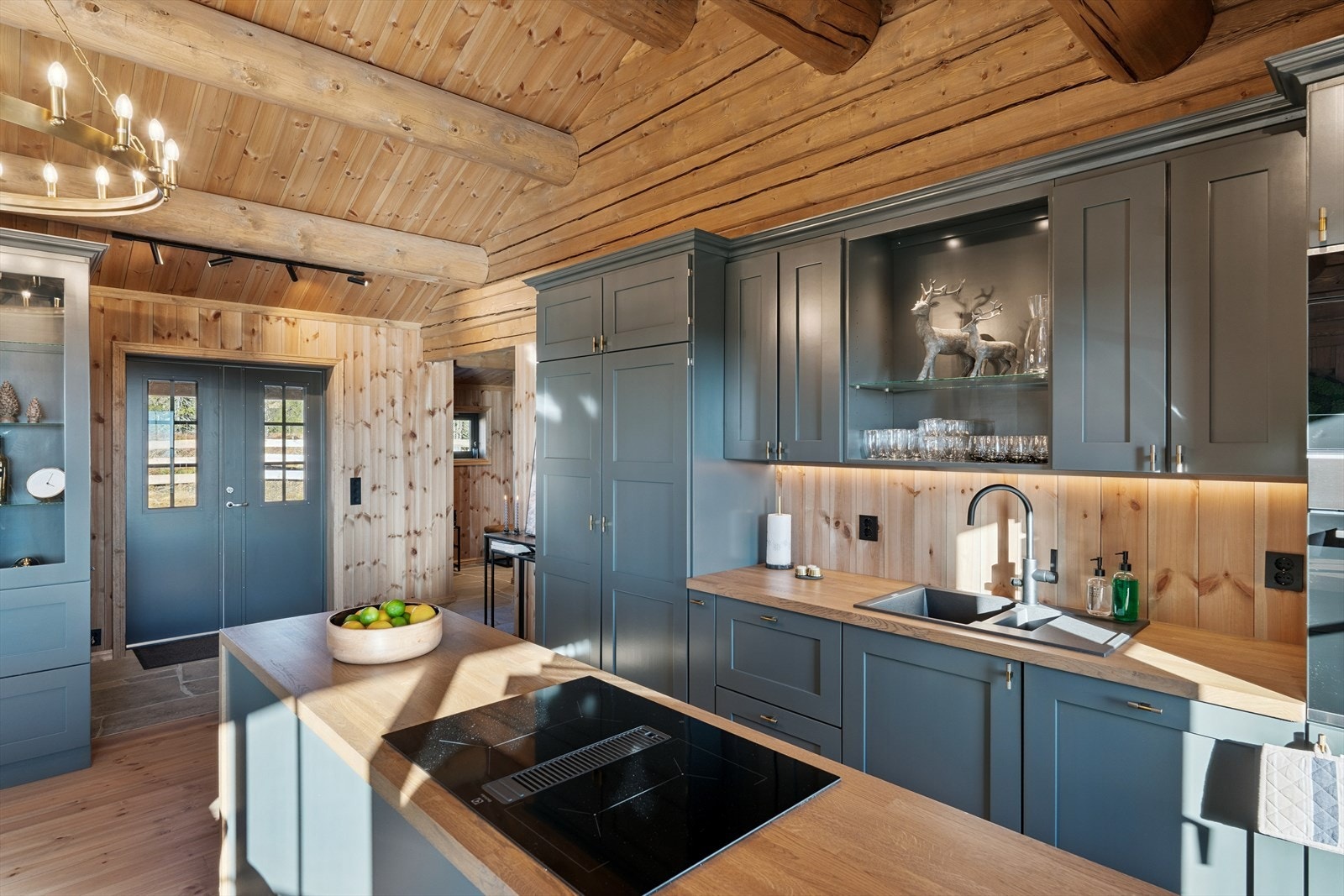 Innredningen har integrerte hvitevarer som induksjonstopp, stekeovn, oppvaskmaskin, kaffemaskin og to kjøleskap med frysedel. Vannstoppsystem, komfyrvakt og ventilator med kullfilter. Galleribilde