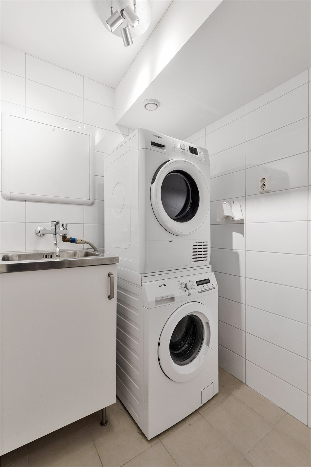 Vaskerom fra 2012. Flislagt gulv med gulvvarme og flislagte vegger. Malte flater i himling. Vegghengt servantinnredning med dører. Opplegg for vaskemaskin. Galleribilde