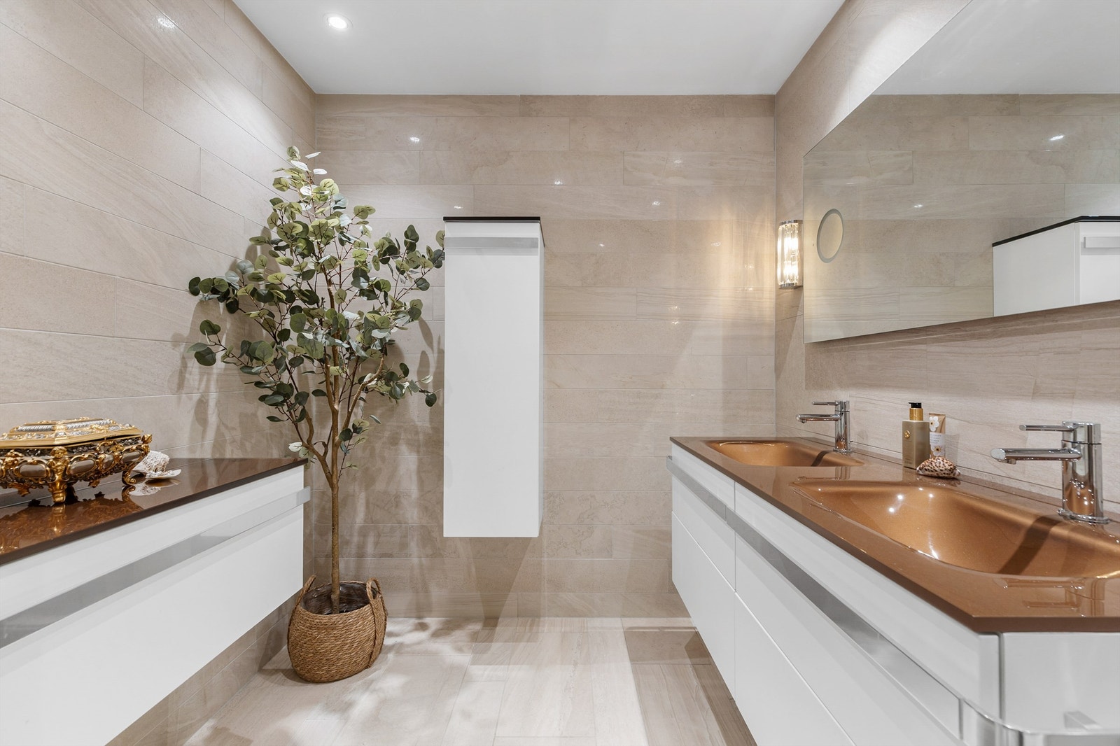 Dobbel ovenpåliggende servant med ett-greps armaturer. Speil med sidelys. Galleribilde