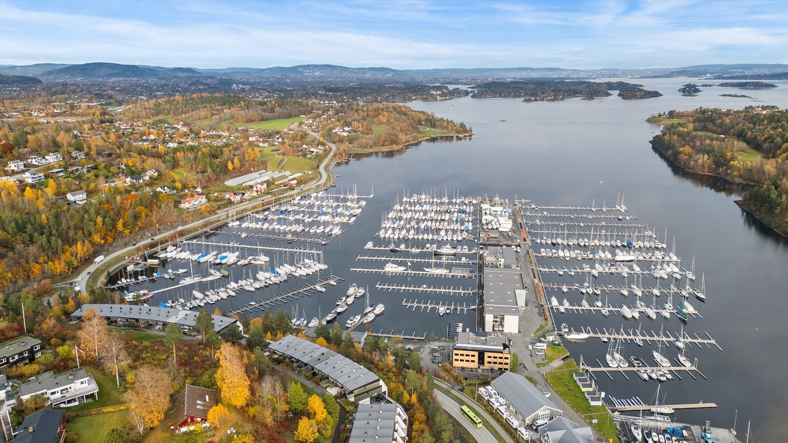 Det er ca. 2 min gange ned trapp til busstoppet Leangbukta, og 13 min til Vettre langs Slemmestadveien. Bussen fra Vettre tar deg til Asker sentrum. Fra Leangbukta tar bussen deg til Nationaltheatret på rundt 30 min. Galleribilde