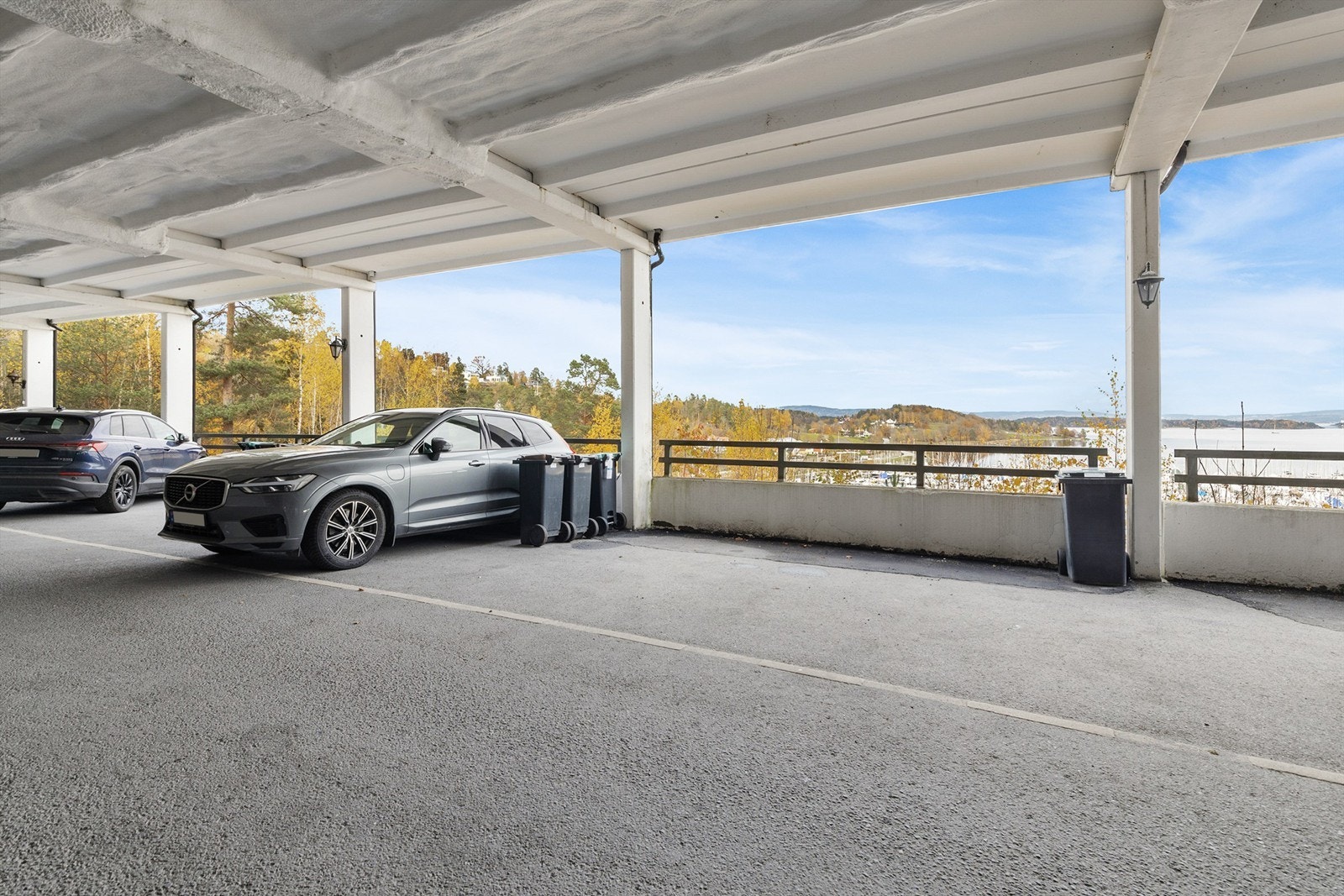 Parkering i felles carportanlegg. Galleribilde