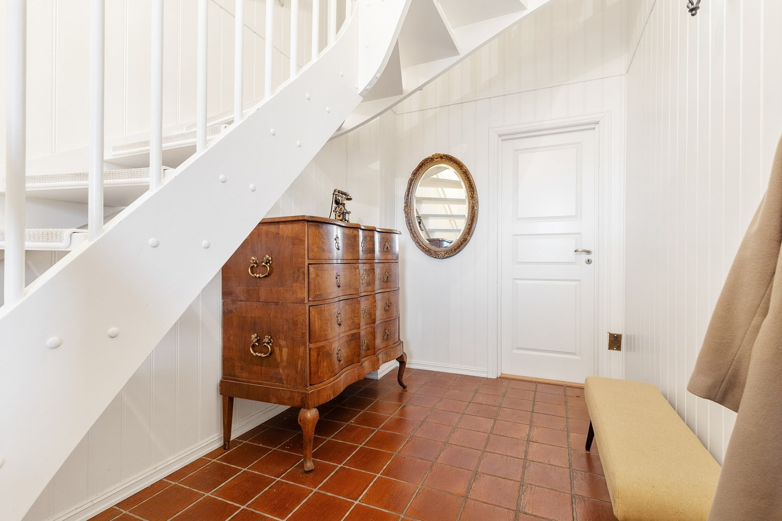 Det første som møter deg er en lys og fin entré med trapp opp til 2.etasje. Her er det plass til kommode og dør inn til boden. Galleribilde