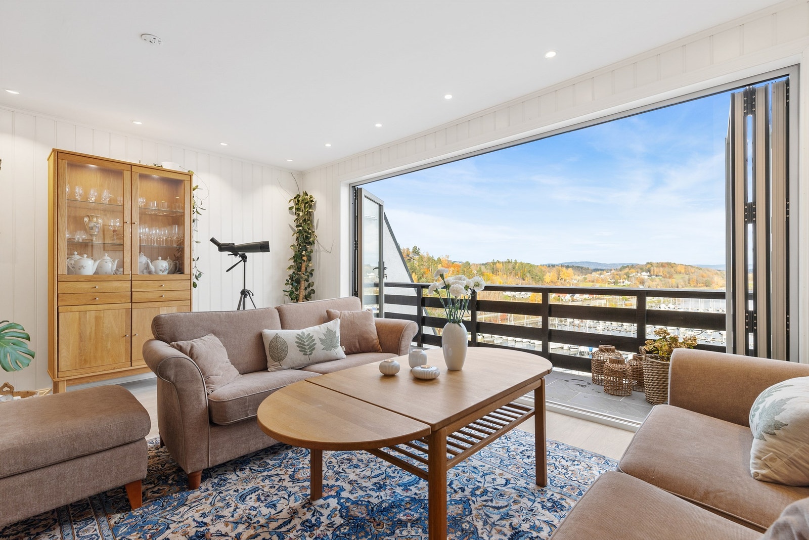 Romslig stue med plass til sittegruppe, TV-område og stort spisebord. Peis i stuen for ekstra varme og hygge på kjølige dager. Den åpne løsningen mellom stue og kjøkken skaper en sosial atmosfære når man er med venner og familie. Galleribilde