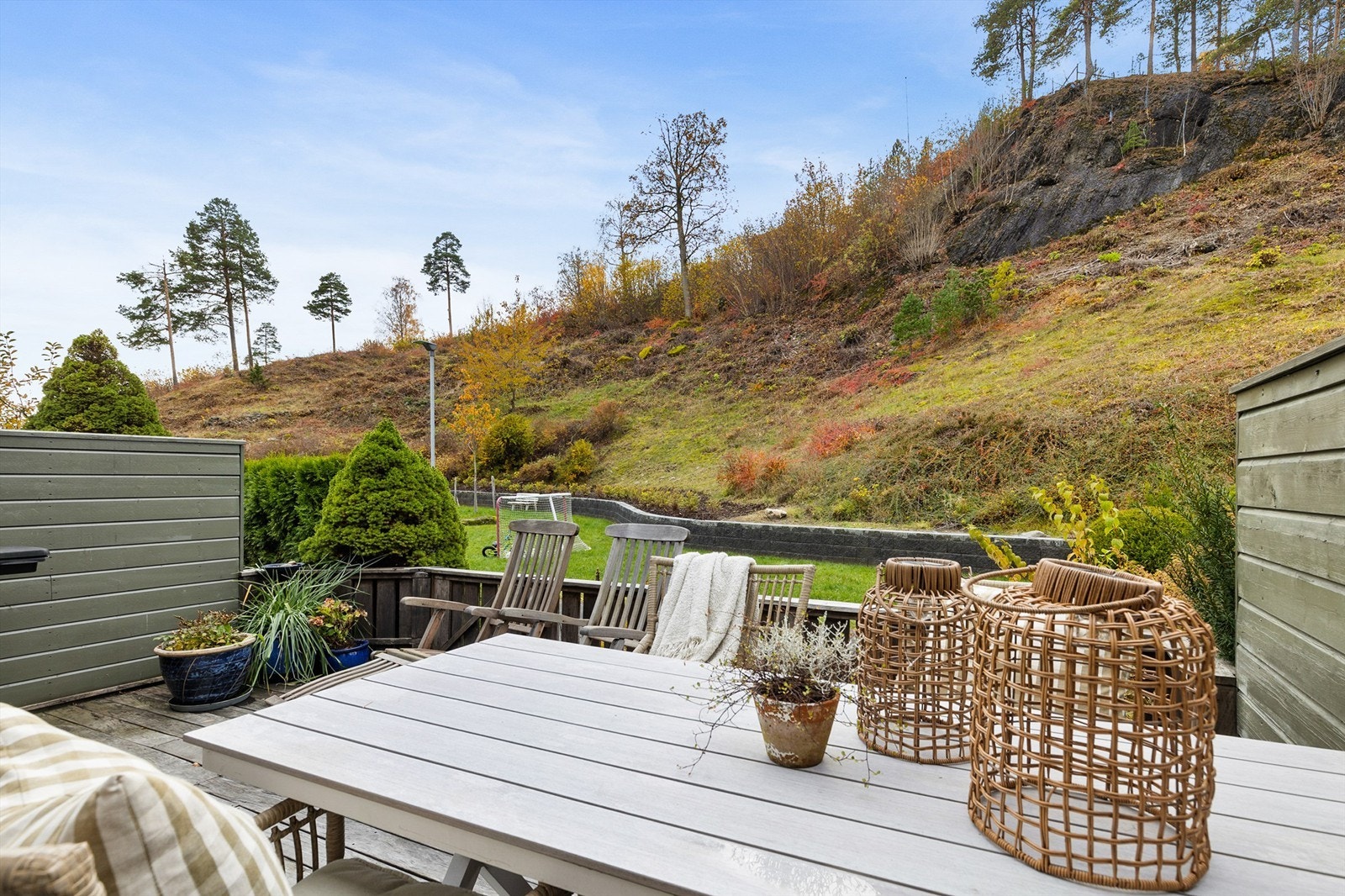 Markterrasse med utgang fra soverom og kjøkken. God plass til utemøbler. Galleribilde