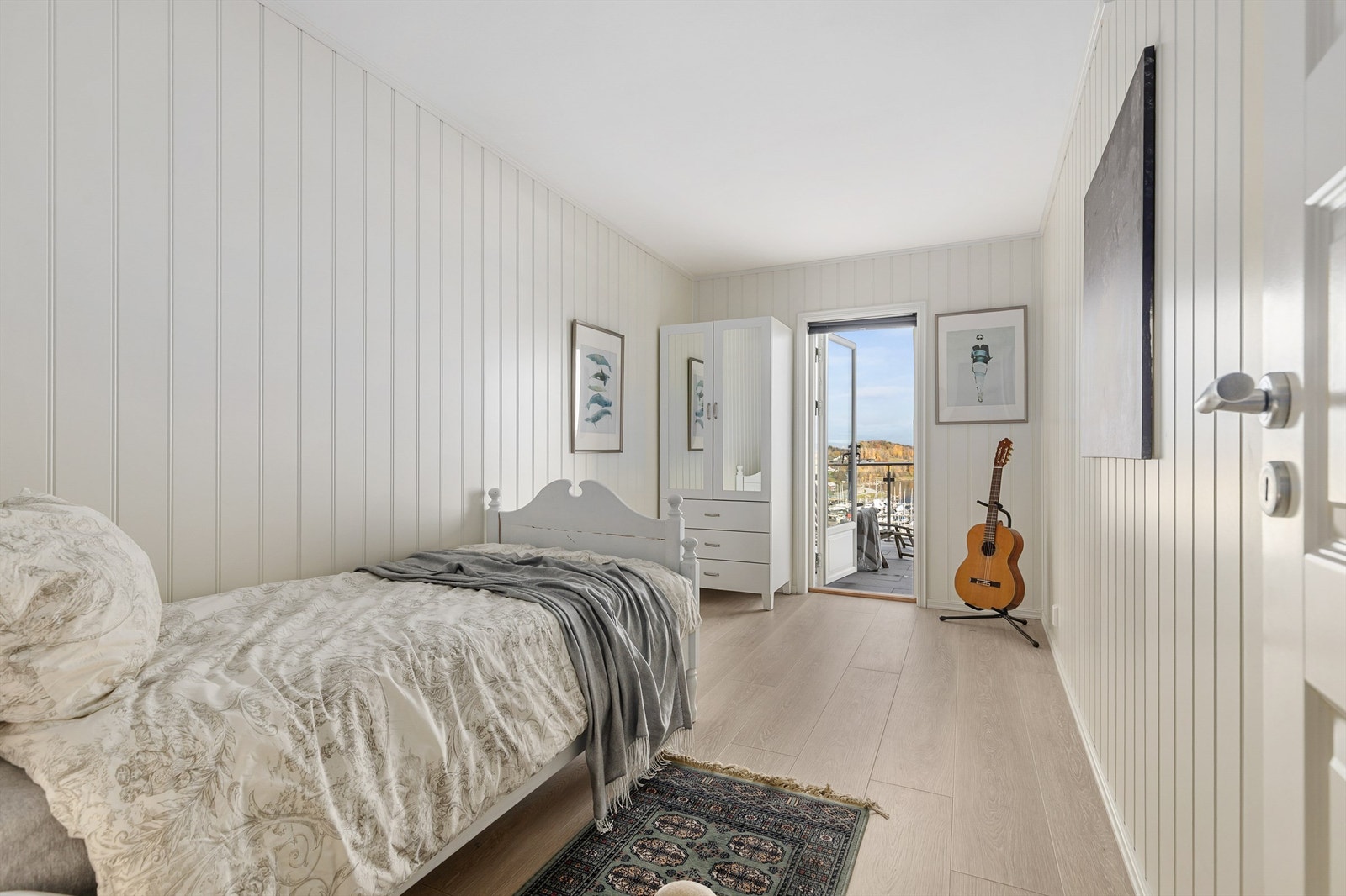 Det andre passer godt som gjesterom, barnerom eller kontor. Begge har utgang til stor balkong med utsikt over fjorden. Galleribilde