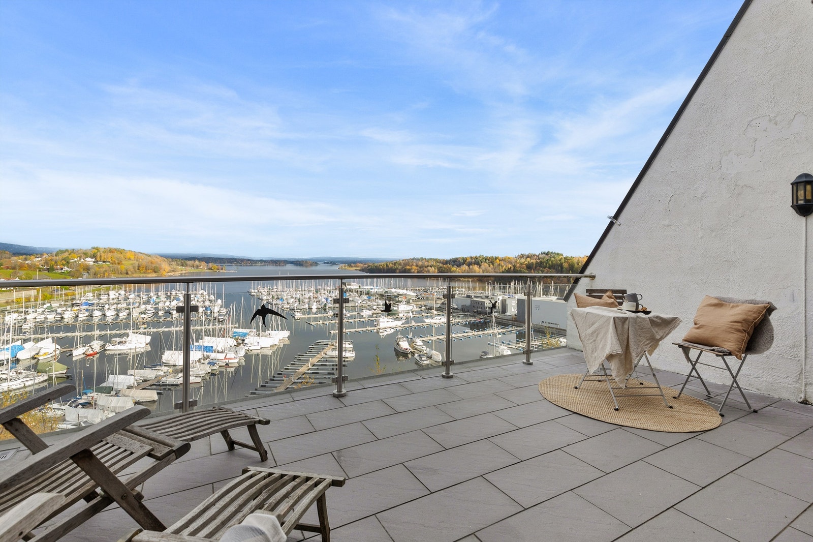 Balkong med tilgang fra soverommene. God plass til utemøbler og en fantastisk utsikt mot fjorden! Galleribilde