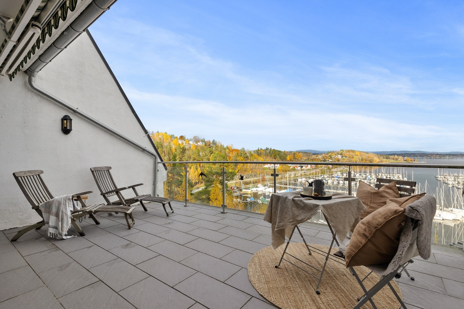 Balkong med tilgang fra soverommene. God plass til utemøbler og en fantastisk utsikt mot fjorden! Galleribilde