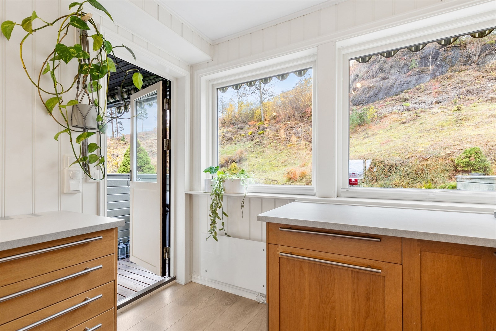 Fra kjøkkenet er det utgang til koselig markterrasse. Galleribilde