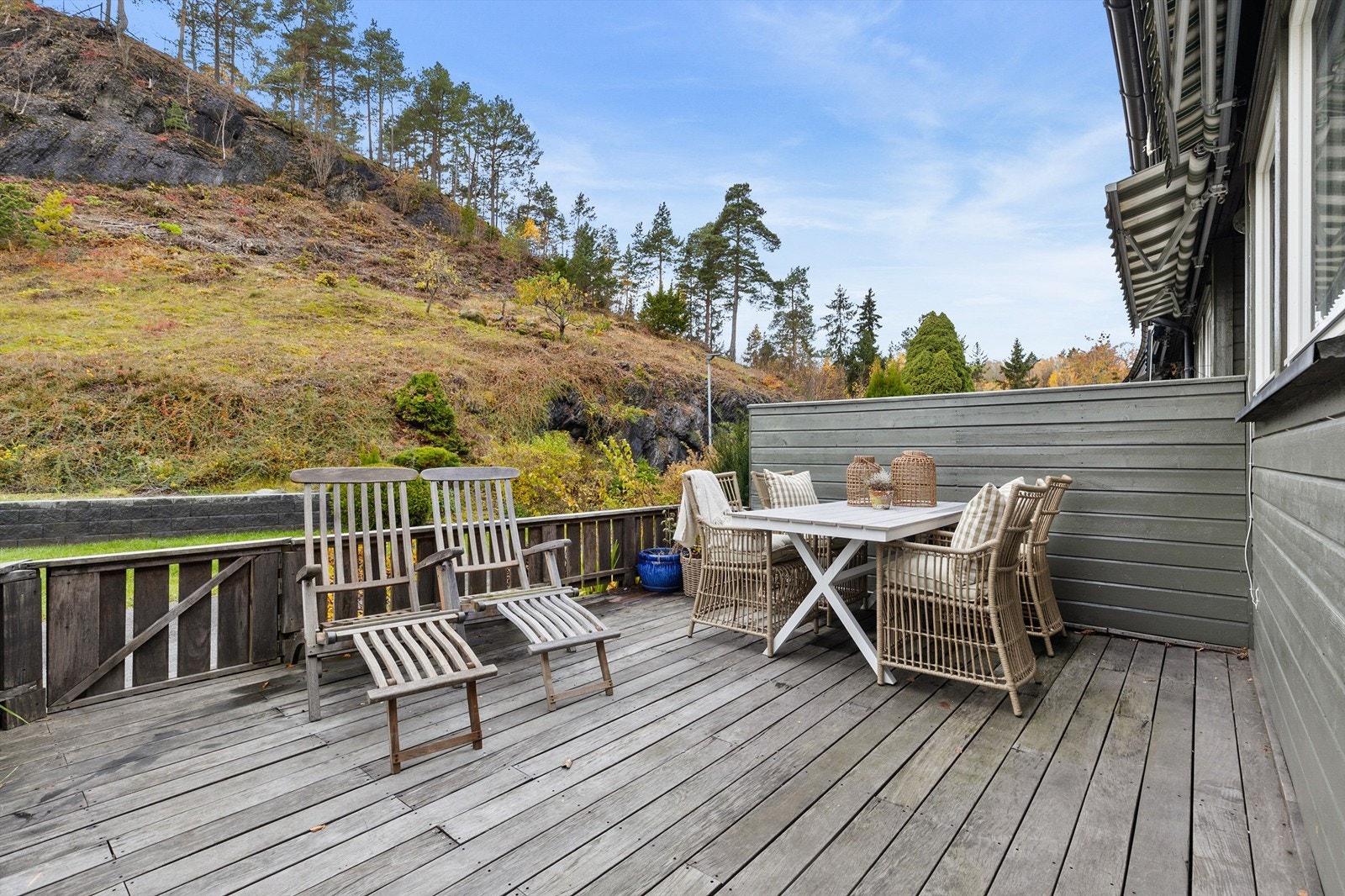 Markterrasse med utgang fra soverom og kjøkken. God plass til utemøbler. Galleribilde