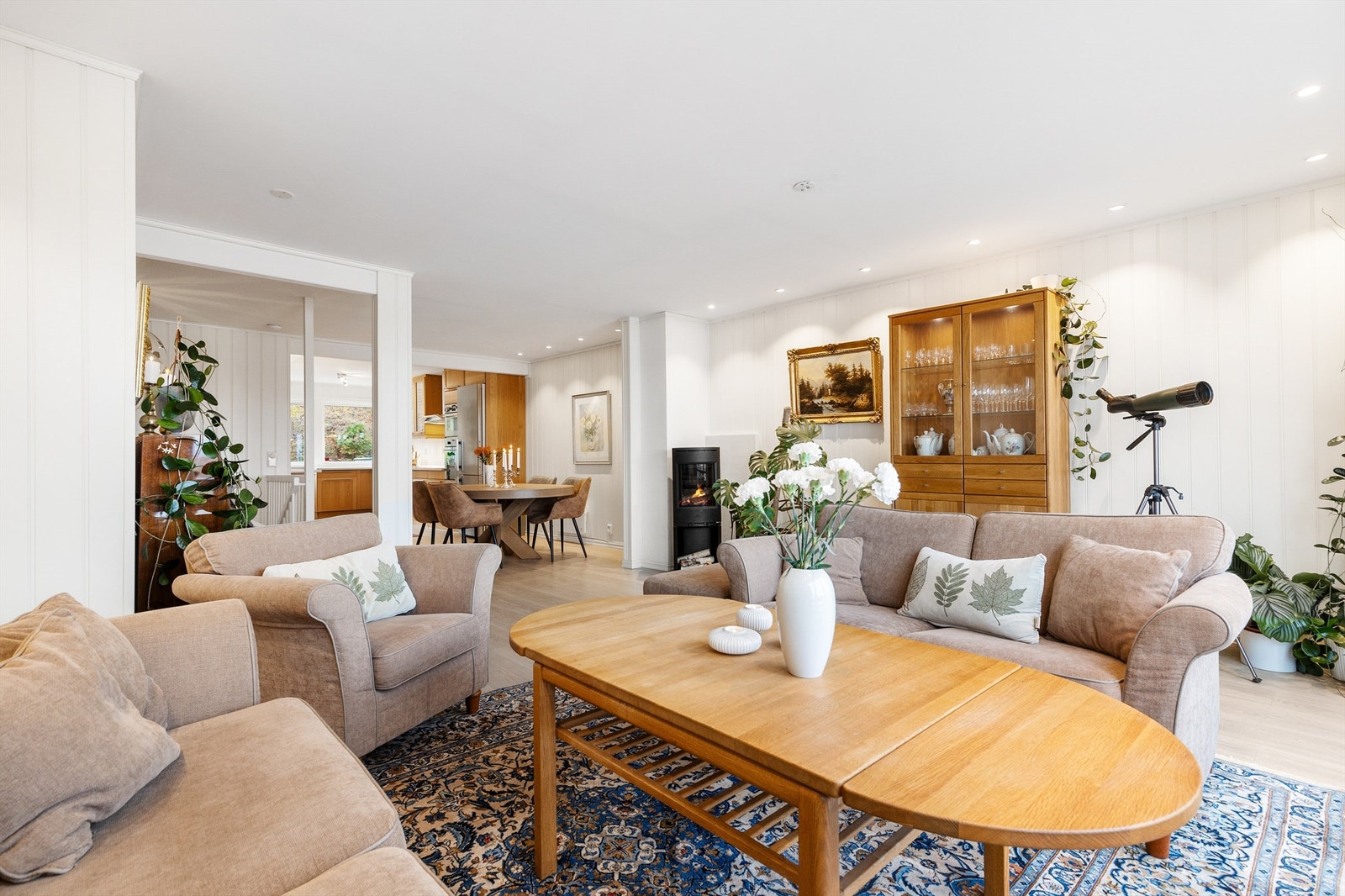 Her får du en innholdsrik bolig over 3 plan som inneholder 3 soverom, stue, spisestue, kjøkken, TV-stue, bad, vaskerom, 2 WC-rom, entré, 2 balkonger og markterrasse. Galleribilde