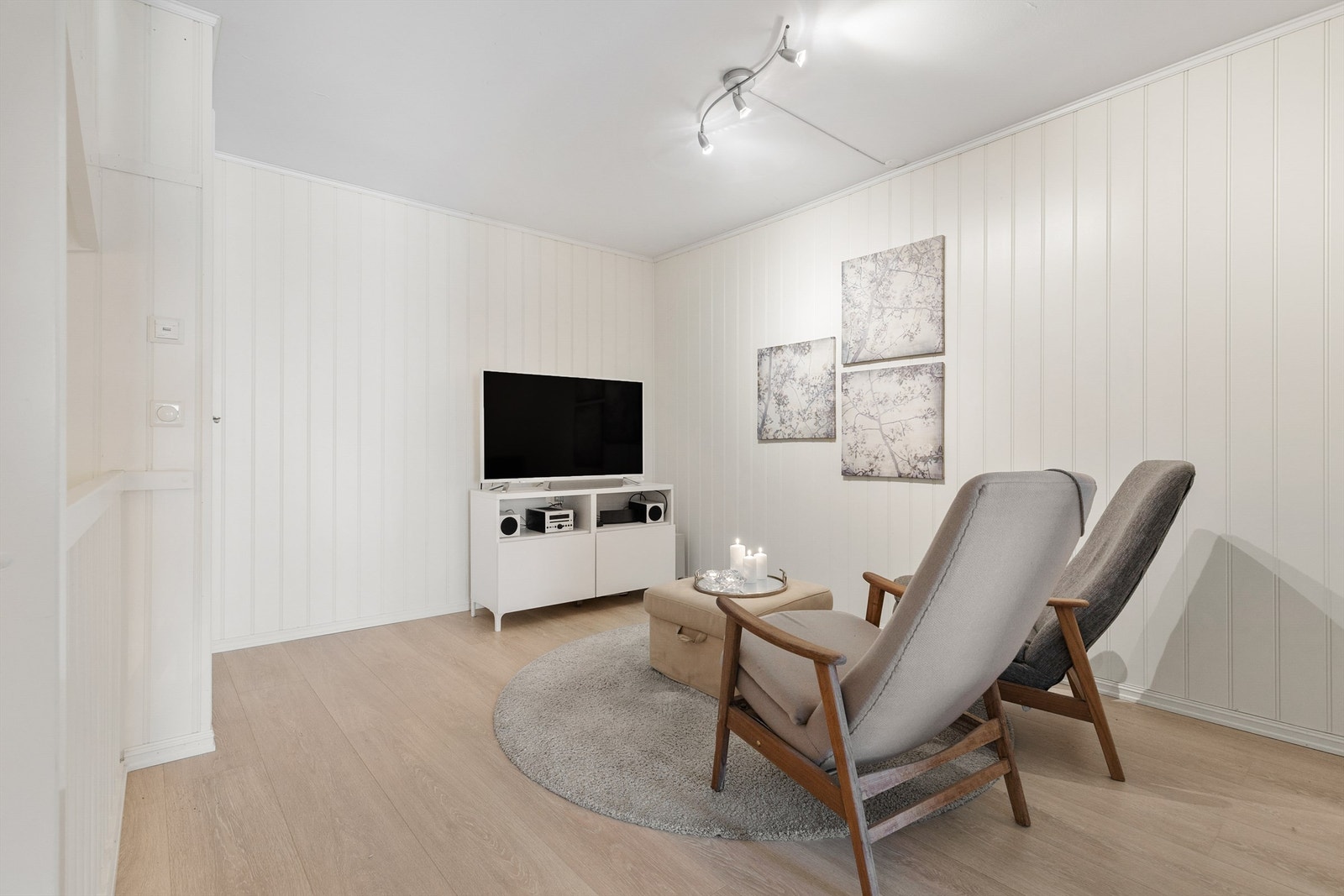 Hyggelig TV-stue i 2.etasje med plass til TV-område og sittegruppe. Herfra kommer man videre til etasjens 2 soverom. Galleribilde