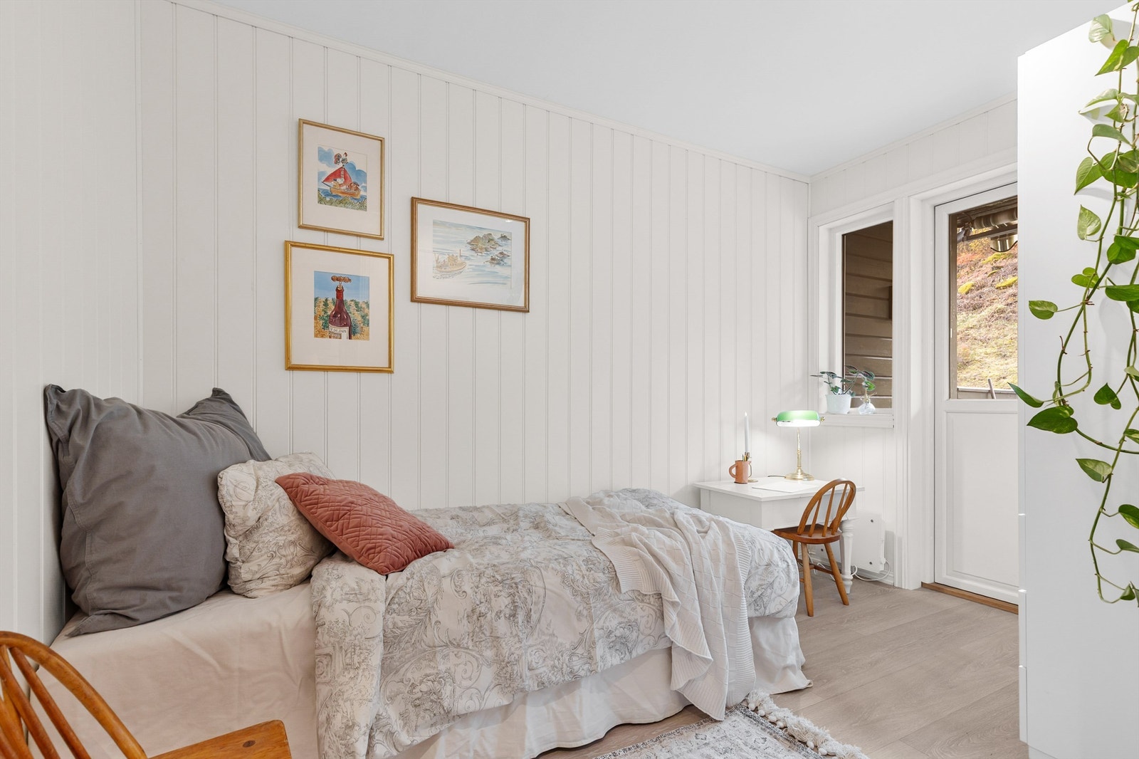 I 3.etasje er det ett soverom. Dette passer godt som gjesterom, barnerom eller kontor. Herfra er det utgang til markterrassen. Galleribilde